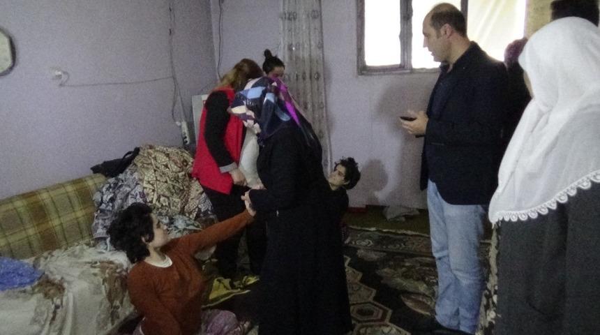 Bakıma muhta&ccedil; ailenin evinde bayram temizliği