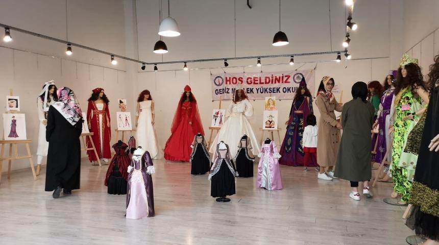 Gedizli MYO &ouml;ğrencileri tasarımlarını sergiledi
