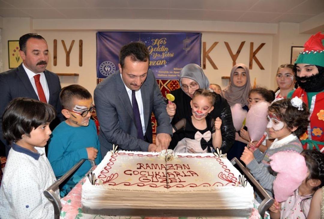 Vali Şent&uuml;rk, &uuml;niversite &ouml;ğrencileriyle iftar yaptı