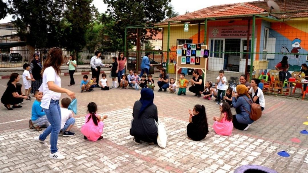 Sarıg&ouml;l ve Kula&rsquo;da okullar dışarı taşındı