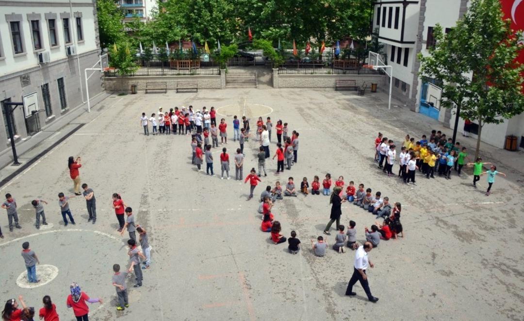 Dersi a&ccedil;ık havada oyunla işlediler