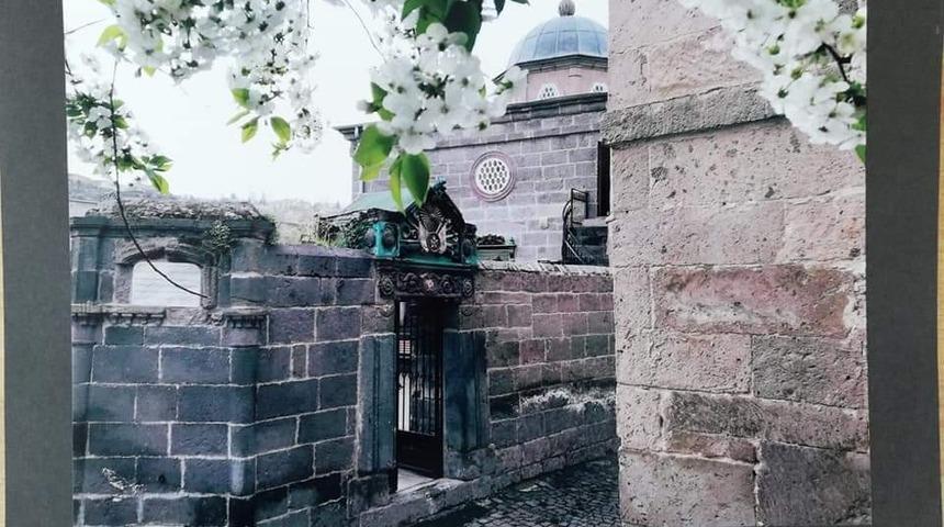 &Ouml;ğrenciler cep telefonu ile Talas&rsquo;ta tarihi fotoğrafladılar