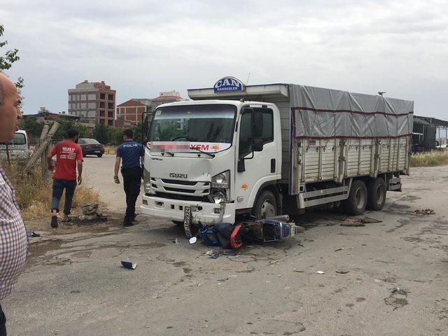 Kamyonetin altında kalan motosikletin sürücüsü yaralandı