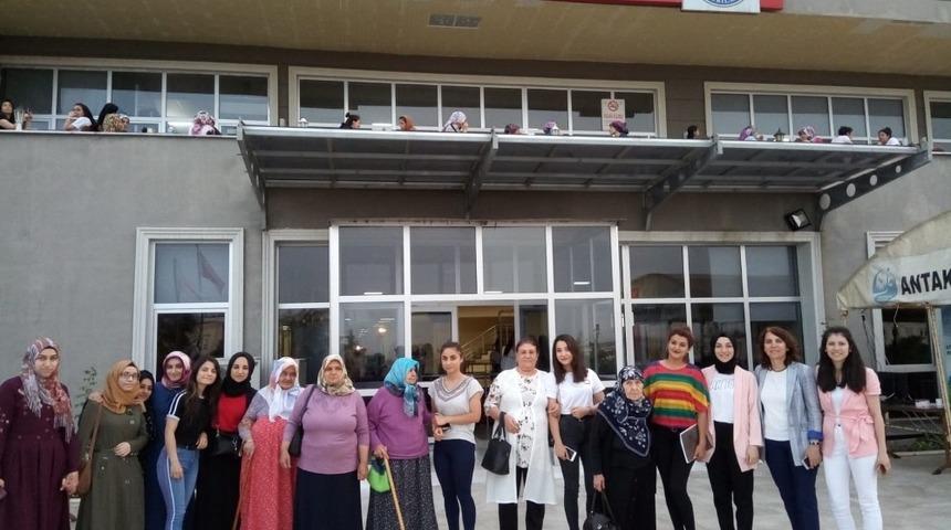 KYK&rsquo;lı &ouml;ğrenciler Hatay&rsquo;da g&ouml;n&uuml;l bağı kuruyor