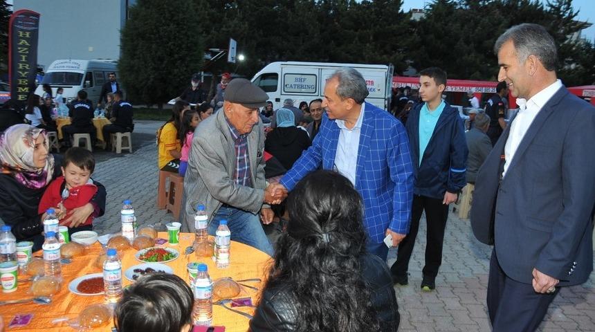 Akşehir&rsquo;de şehit ve gazi ailelerine iftar yemeği