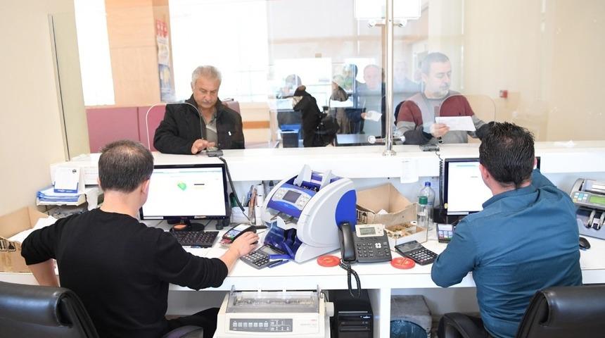 Konyaaltı Belediyesi vezneleri haftasonu mesaide