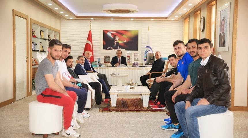 Şampiyon &ouml;ğrenciler &ouml;d&uuml;llendirildi