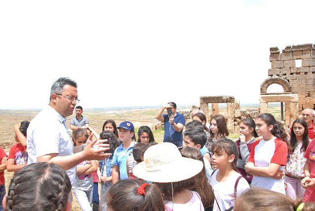 Öğrenciler, tarihi Zerzevan Kalesi'nde ders işledi