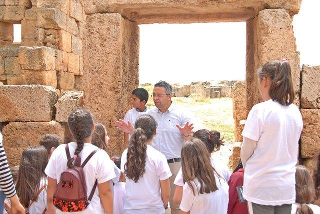 Öğrenciler, tarihi Zerzevan Kalesi'nde ders işledi