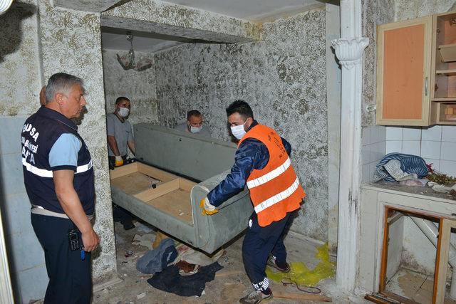 Bursa'da kötü koku gelen evden 3 ton çöp çıktı