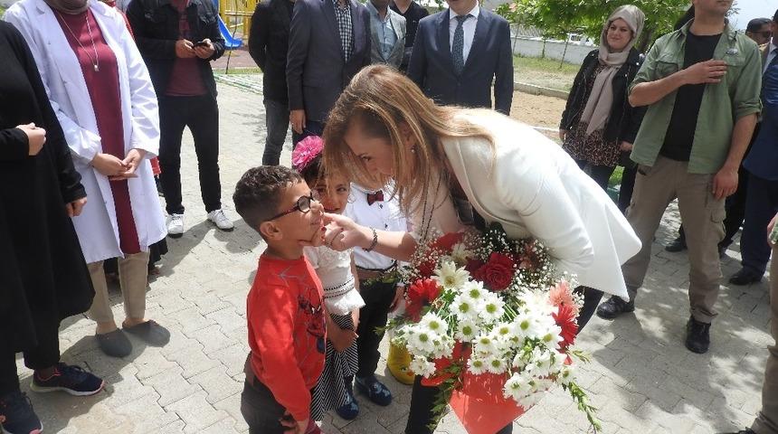 Kaymakam U&ccedil;ar, &ouml;ğrencilere s&uuml;t dağıttı