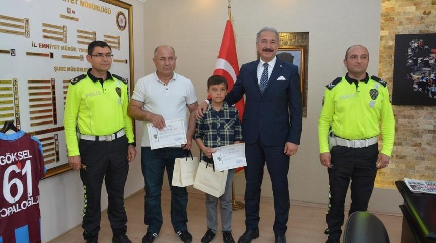 M&uuml;d&uuml;r Topaloğlu, yarışmacıları &ouml;d&uuml;llendirdi