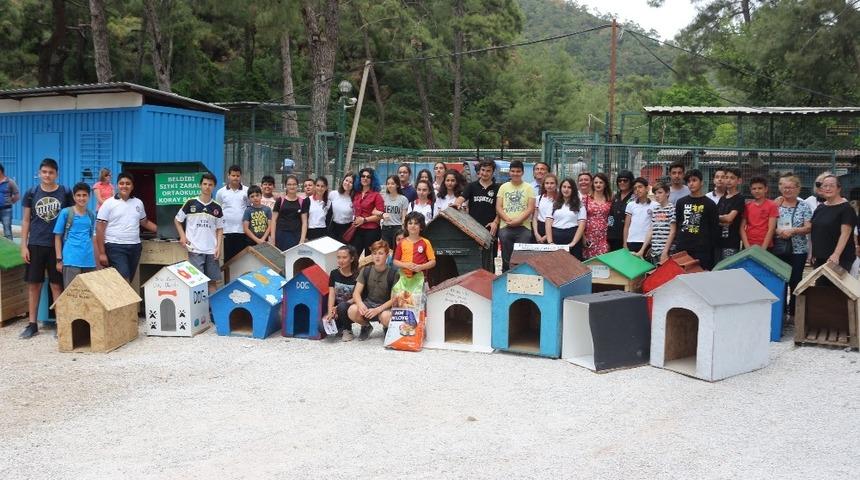 &Ouml;ğrenciler &lsquo;sevimli dostlara&rsquo; kul&uuml;be yaptı