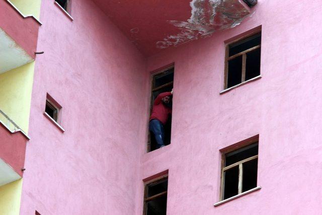 İntihar için 12. katın penceresine çıkan şahsı polis ikna etti