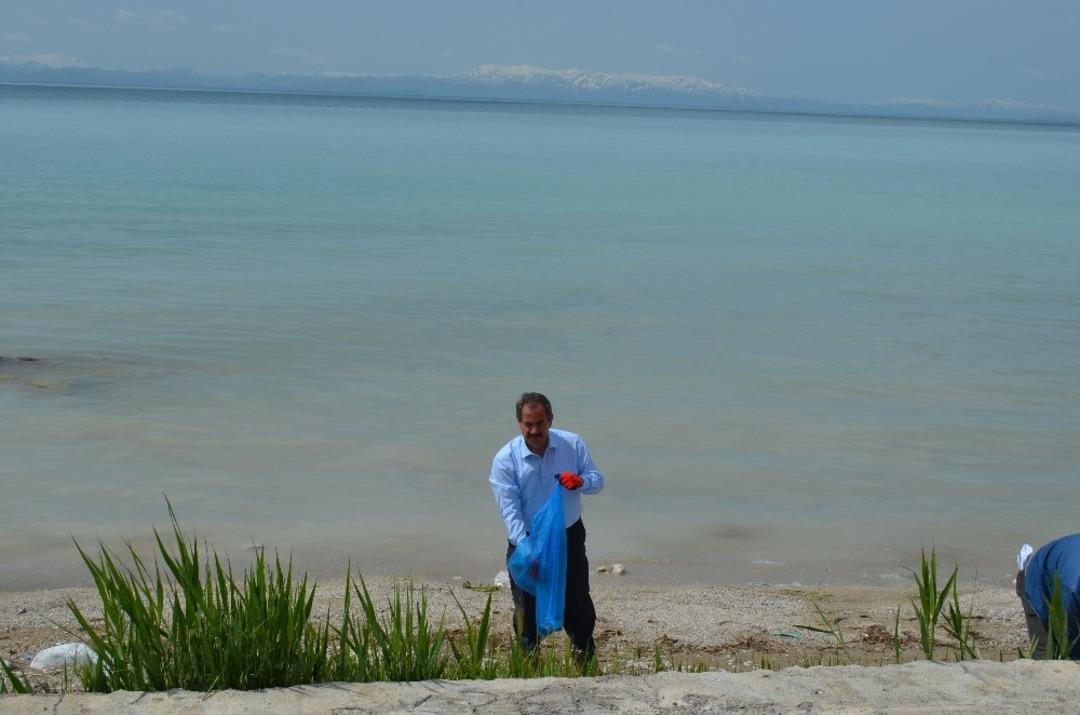 Belediye personeli Van G&ouml;l&uuml; sahilini temizledi