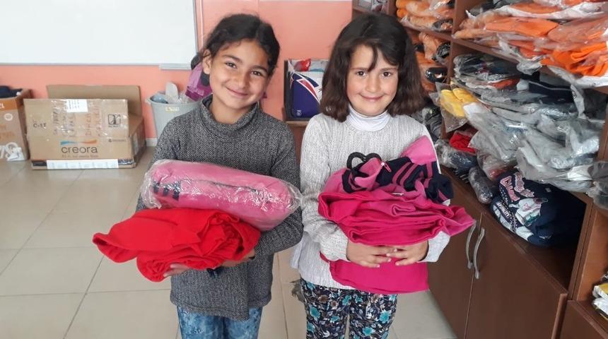 &rsquo;Dost Eli&rsquo; ile bayram &ouml;ncesi &ccedil;ocukların y&uuml;z&uuml; g&uuml;ld&uuml;