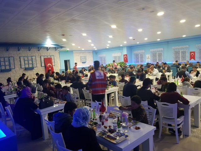 Dünya Yetim Çocuklar Günü’nde ilçedeki yetim çocuklar ve ailelerine iftar yemeği verildi