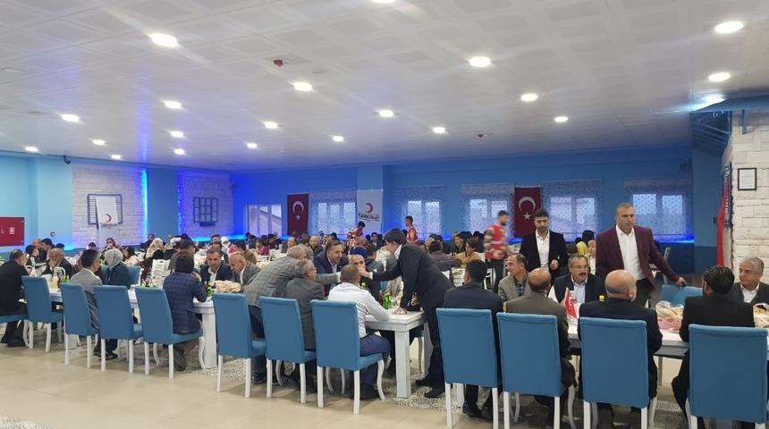 D&uuml;nya Yetim &Ccedil;ocuklar G&uuml;n&uuml;&rsquo;nde il&ccedil;edeki yetim &ccedil;ocuklar ve ailelerine iftar yemeği verildi