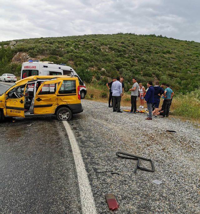 TIR'ın savrulan dorsesi taksiye çarptı: 2'si turist 3 yaralı