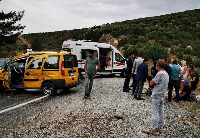 TIR'ın savrulan dorsesi taksiye çarptı: 2'si turist 3 yaralı