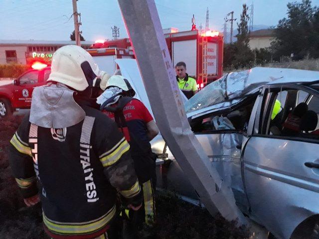 Kontrolden çıkan otomobil aydınlatma lambasına çarparak durabildi