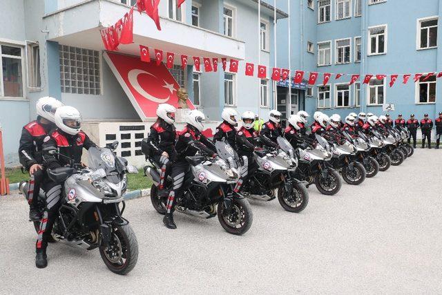 Afyonkarahisarlı hayırseverler 10 motosikleti polise teslim etti