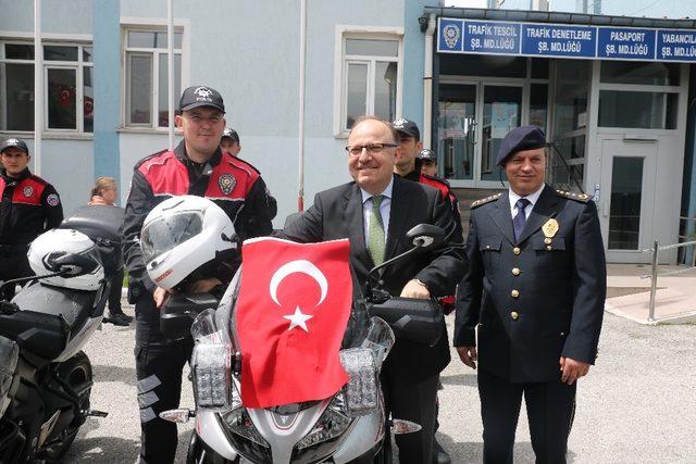 Afyonkarahisarlı hayırseverler 10 motosikleti polise teslim etti