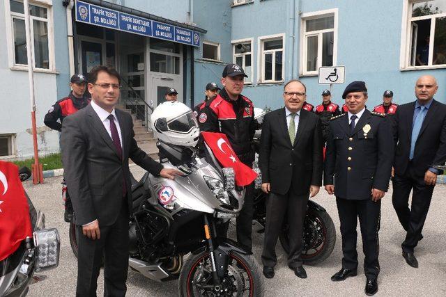 Afyonkarahisarlı hayırseverler 10 motosikleti polise teslim etti