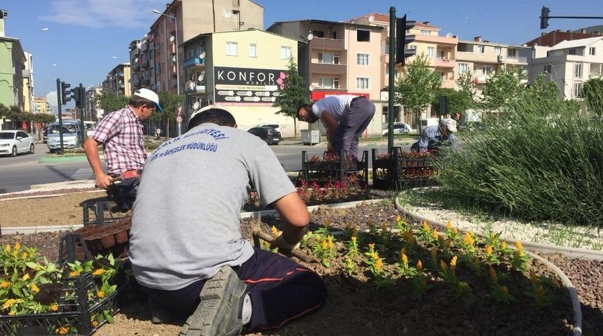Gemlik’te kavşak ve orta refüjler rengarenk