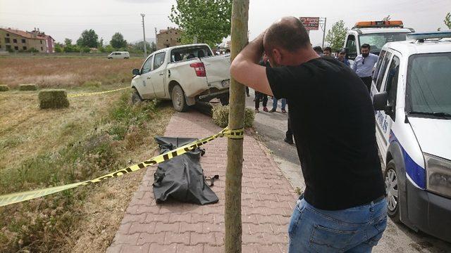 Kamyonet direğe çarptı, 19 yaşındaki genç hayatını kaybetti