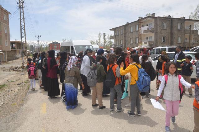 Küçük Meryem'in kazada öldüğü yolda arkadaşlarından eylem