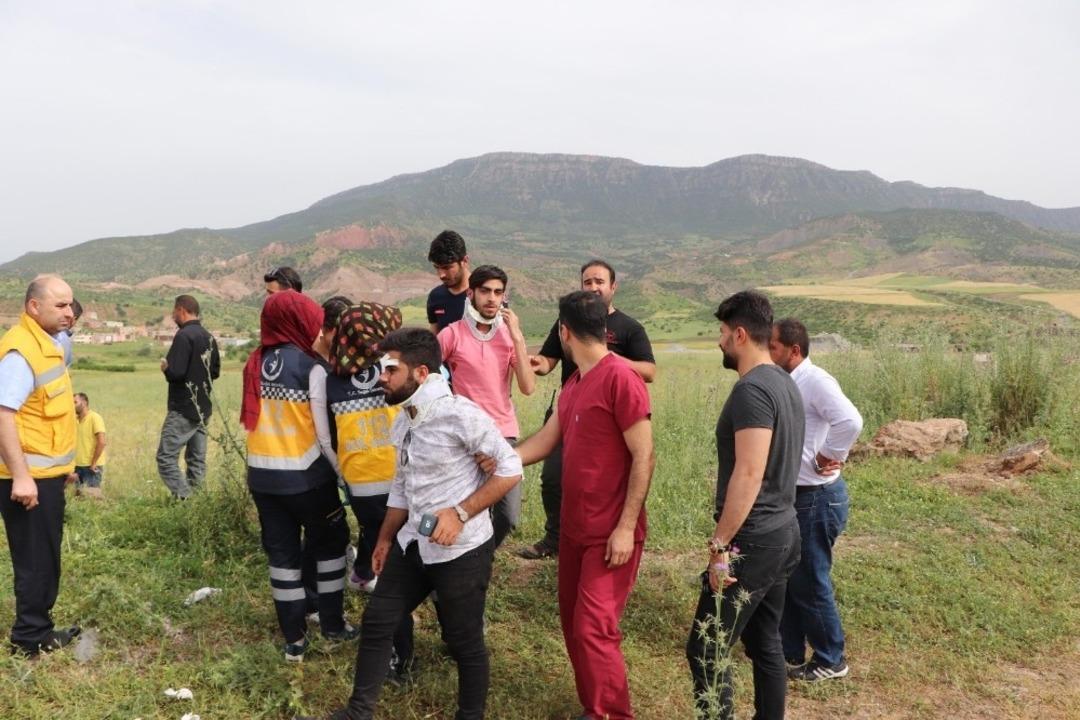 Siirt&rsquo;te yolcu minib&uuml;s&uuml; takla attı: 9 yaralı