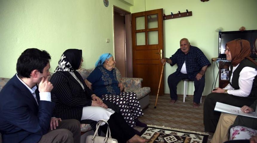 Vali eşinden yaşlı aileye ziyaret