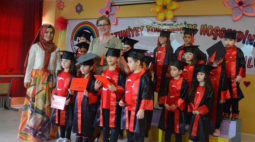 Anaokulu &ouml;ğrencilerinin mezuniyet coşkusu