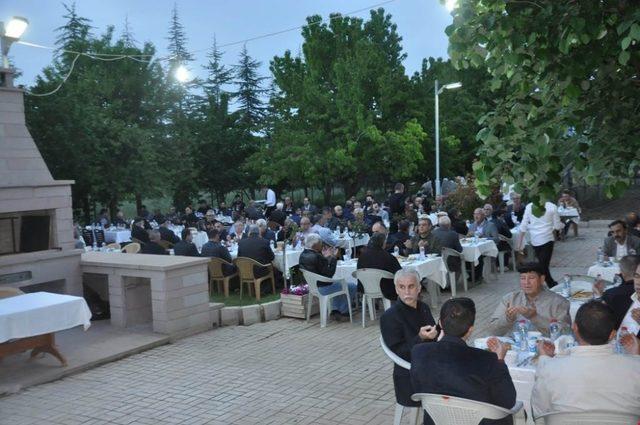 Yenimahalle Belediye Başkanı Fethi Yaşar, memleketi Sandıklı’da hemşerileri ile iftarda buluştu