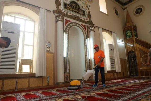 Turgutlu’nun 94 camisinde temizlik çalışmaları hız kazandı