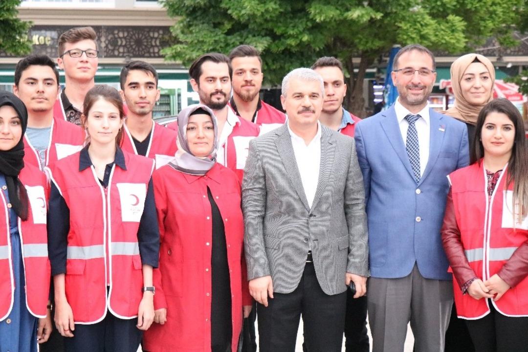 Kızılay&rsquo;ın meydan iftarında yoğun kalabalık