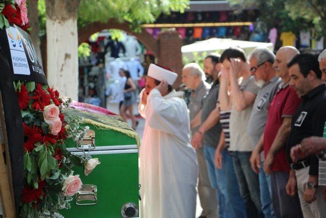 İzmir’de oğlu tarafından boğulan kadın Kuşadası’nda toprağa verildi