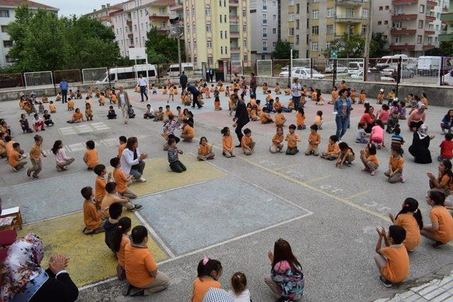 Sınıflarını dışarıya çıkaran öğrenciler dışarıda eğitim gördü