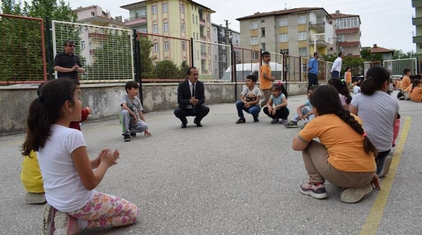 Sınıflarını dışarıya &ccedil;ıkaran &ouml;ğrenciler dışarıda eğitim g&ouml;rd&uuml;