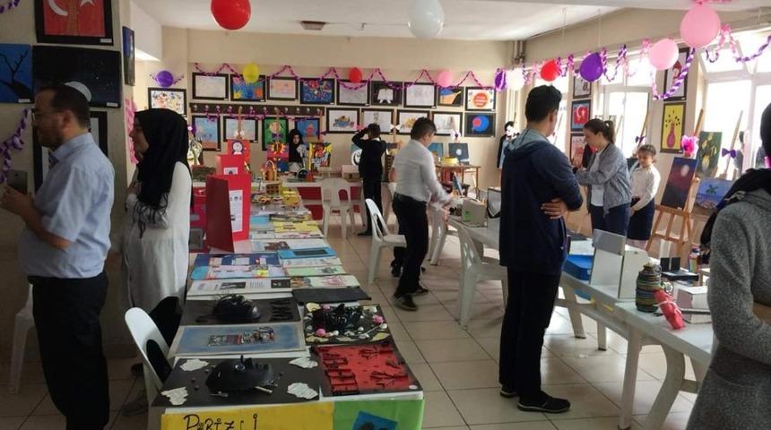 İmam Hatip &ouml;grencileri teknoloji, tasarım ve g&ouml;rsel sanatlar &uuml;zerinde h&uuml;nerlerini sergiledi