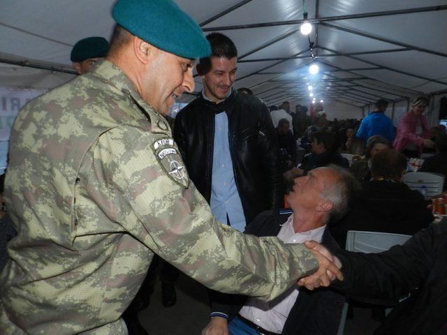 Türk askeri vatandan uzakta iftarını Kosova halkıyla birlikte açıyor