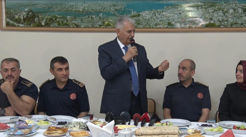 Binali Yıldırım, itfaiyecilerle sahur yaptı