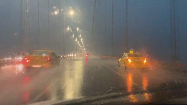 İstanbul'da sağanak yağış etkili oldu