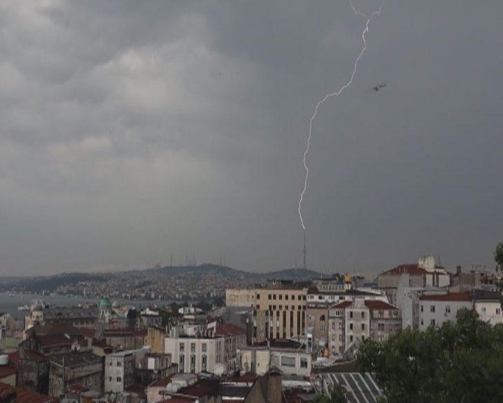 İstanbul'da gök gürültülü sağanak yağış etkili oluyor G3