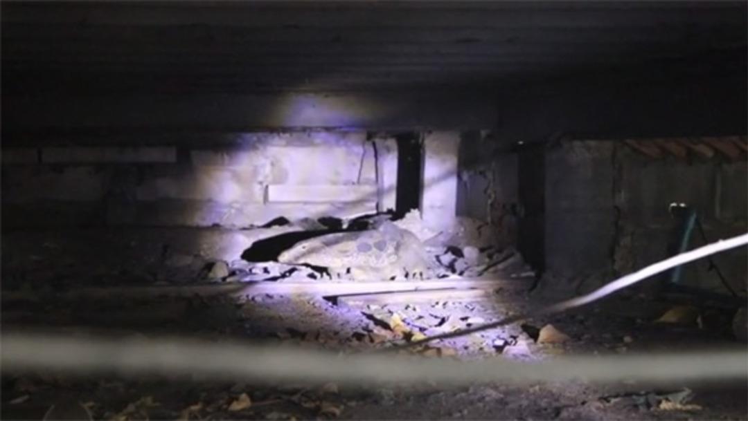 Kafenin altına fener tutunca &ouml;yle bir manzarayla karşılaştılar ki... Şoke eden anlar!