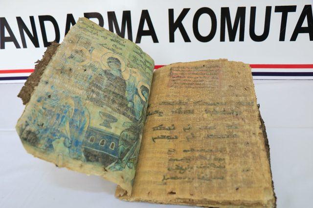 Diyarbakır'da 1400 yıllık dini motifli kitap ele geçirildi