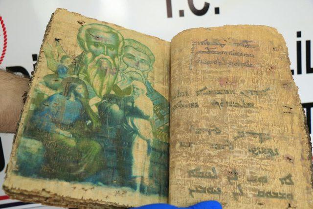 Diyarbakır'da 1400 yıllık dini motifli kitap ele geçirildi