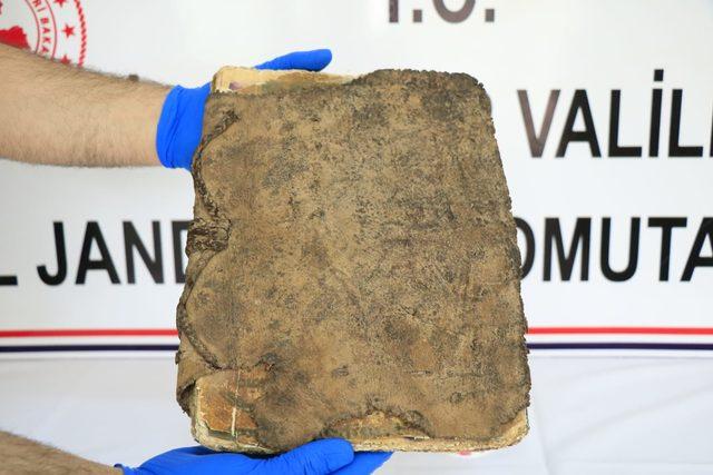 Diyarbakır'da 1400 yıllık dini motifli kitap ele geçirildi