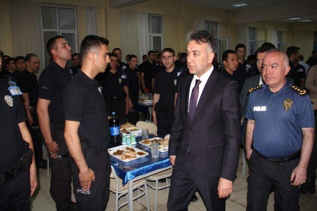 Vali Çağatay, polis adaylarıyla iftar yaptı